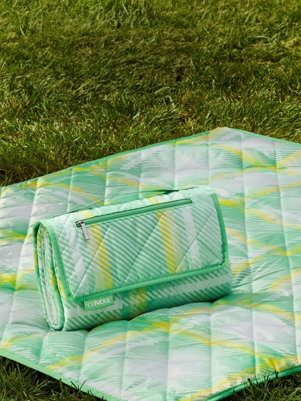 New Clinique Limited-edition Picnic Blanket